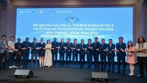 出席世界遗产城市组织（OWHC）亚太地区第五次会议的各位代表合影。