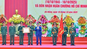 政府总理范明正向第五军区武装力量授予胡志明勋章