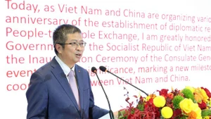 越南驻中国大使范清平在仪式上致辞。(图片来源:越通社)