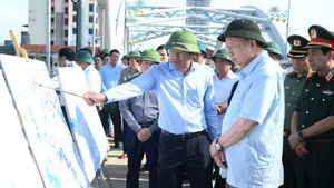 越共中央总书记苏林亲自视察太原省暴雨洪涝灾害灾后恢复重建工作。（登科 摄）