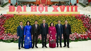 苏林总书记同党和国家领导人、河内市政府领导合影。