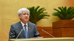 越共中央政治局委员、中央书记处书记、越南祖国阵线中央委员会主席杜文战在会上作报告。（图片来源：越通社）