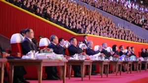 10月9日晚，在平壤“五一体育场”，朝鲜劳动党总书记、国务委员长金正恩与各位领导人一同出席庆祝朝鲜劳动党成立80周年的文艺演出。（图片来源：KCNA）