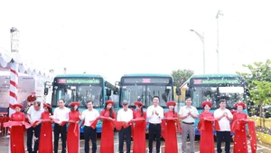 连接红河岛乡与河内市中心的新公交线路开通 。（图片来源：劳动报网）