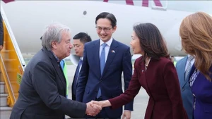 联合国秘书长安东尼奥•古特雷斯抵达河内 开始对越南进行正式访问。（图片来源：越通社）