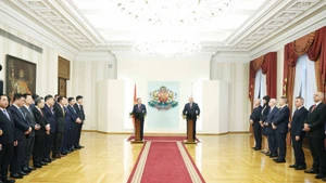 越共中央总书记苏林和保加利亚总统鲁门·拉德夫（Rumen Radev）共同会见记者。（图片来源：越通社）