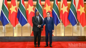 国会主席陈青敏与南非总统马塔梅拉·西里尔·拉马福萨握手合影。