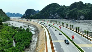 下龙-锦普沿海公路为促进当地旅游与交通运输发展注入新动力。