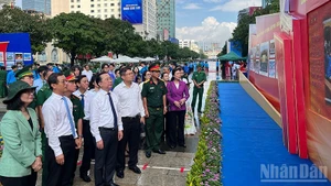 各位代表参观在阮惠步行街举行的图片展。（玲宝 摄）