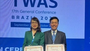 两位越南教授被公认为世界科学院院士。（图片来源：越通社）