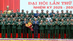 越共中央总书记、中央军委书记苏林和越南国家主席梁强与出席越共十四大的人民军党部代表团合影。