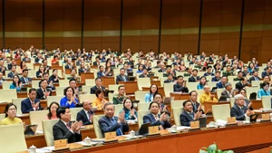 越南第十五届国会第十次会议今天上午隆重开幕。（维灵 摄）