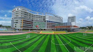 位于胡志明市新日乡的新坚医疗综合体于2015年开工兴建,规划建筑面积73公顷。该项目分为两期施工,采取绿色医疗模式,重点投资于公共服务区、公园、体育运动场以及供患者家属居住的宿舍等配套设施。