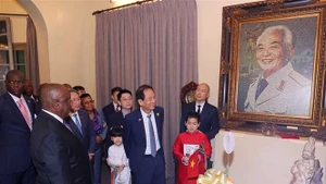 南非总统马塔梅拉·西里尔·拉马福萨访问武元甲大将家属。（图片来源：越通社）