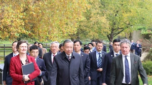 苏林总书记造访牛津大学。(图片来源:越通社)