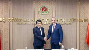 越共中央政治局委员、公安部部长梁三光大将和波兰副总理兼数字化部长克日什托夫·高夫科夫斯基。(图片来源:越通社)