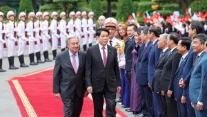 越南国家主席梁强主持隆重仪式 欢迎联合国秘书长正式访越。（水原 摄）