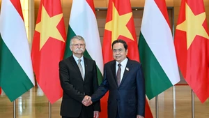 国会主席陈青敏与匈牙利国会主席格维尔·拉斯洛握手合影。
