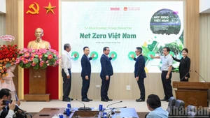各位代表共同按下启动按钮, 标志着越南净零排放专题网页正式开通。