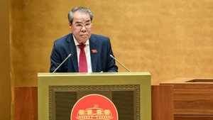 越南国会民愿与监督委员会主任杨清平在会上作报告。（维灵 摄）