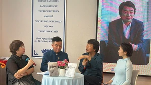 刘震云作家(右二)与胡志明市的作家、诗人与进行交流。(秋香 摄)