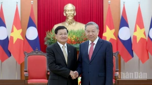 越共中央总书记苏林与老挝人民革命党中央总书记、国家主席通伦·西苏里。