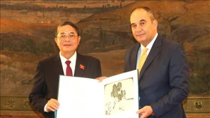 国会副主席阮德海与希腊议会第一副议长普拉基奥塔基斯。（图片来源：越通社）
