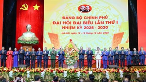 苏林总书记送花祝贺越共政府第一次代表大会。