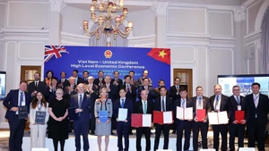 苏林总书记出席越南与英国合作协议签署仪式。