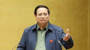 范明正总理在会上发表讲话。