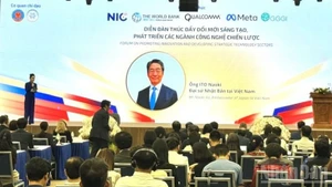 日本驻越南大使伊藤直树在仪式上发表讲话。