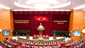 苏林总书记在会上致闭幕词。