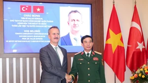 越南国防部长潘文江大将与土耳其国防工业局局长哈卢克·戈尔贡。（图片来源：越通社）