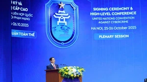 范明正总理发表讲话。