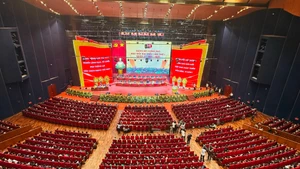 代表着政府党委全部2211个基层组织中的逾20.9万名党员的453名代表出席大会。（图片来源：VGP）