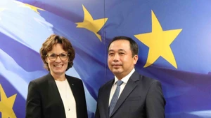 越南农业与环境部代理部长陈德胜与欧盟环境、水资源韧性与竞争性循环经济专员杰西卡・罗斯沃尔。（图片来源：越通社）