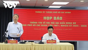 胡志明市委宣教与民运部部长杨英德在新闻发布会上发表讲话。（图片来源：越南之声）