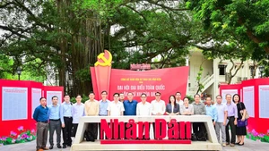 老挝新闻传媒管理干部代表团在越南《人民报》合影留念。