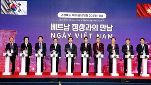 越南国家主席梁强与庆尚北道知事李哲禹共同按下按钮，启动面向未来友好合作的象征。