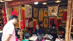 游客在文庙—国子监求字。