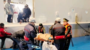 迅速将突发中风的外国游客送岸就医。