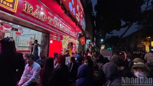 民众冒雨凌晨排队购买黄金【组图】