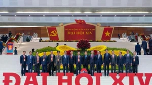 越南驻法国大使郑德海与出席越共十四大代表合影。（图片来源：越通社）