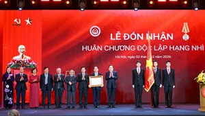 越南国会主席陈青敏向法律与司法委员会授予二级独立勋章。