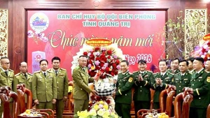 双方代表合影。（图片来源：越通社）