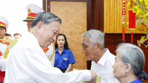 苏林总书记向优抚家庭和革命有功者赠送礼物。