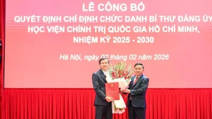 越共中央书记处常务书记陈锦秀授予任命胡志明国家政治学院党委书记的决定【组图】