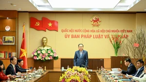 国会主席陈青敏与法律与司法委员会在会面上发表讲话。