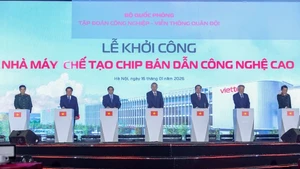 越共中央总书记苏林、政府总理范明正及各位代表出席高科技半导体芯片制造厂动工仪式。（图片来源：越通社）