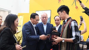 裴青山副总理参观2026年春季展销会。